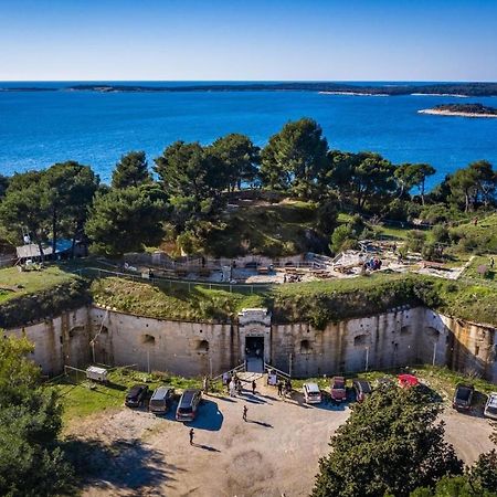 Villa Ulika - 3 Apt For 4 Persons Pula Exterior photo