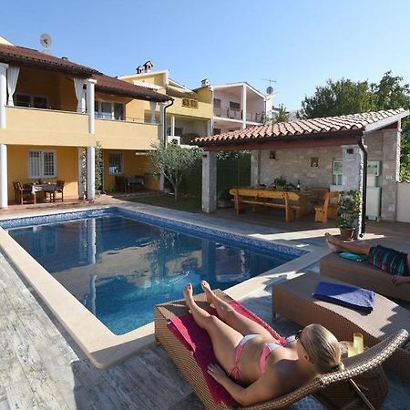 Villa Ulika - 3 Apt For 4 Persons Pula Exterior photo