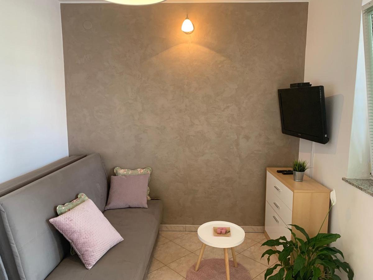Villa Ulika - 3 Apt For 4 Persons Pula Exterior photo