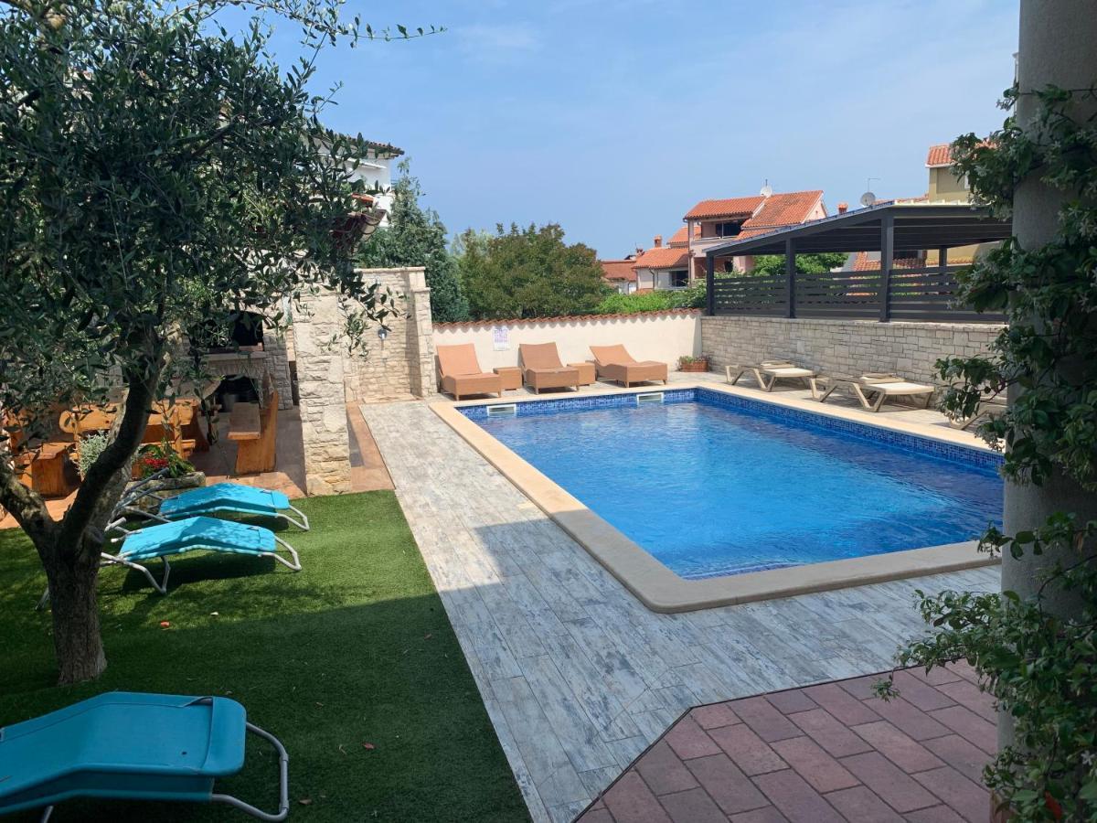 Villa Ulika - 3 Apt For 4 Persons Pula Exterior photo