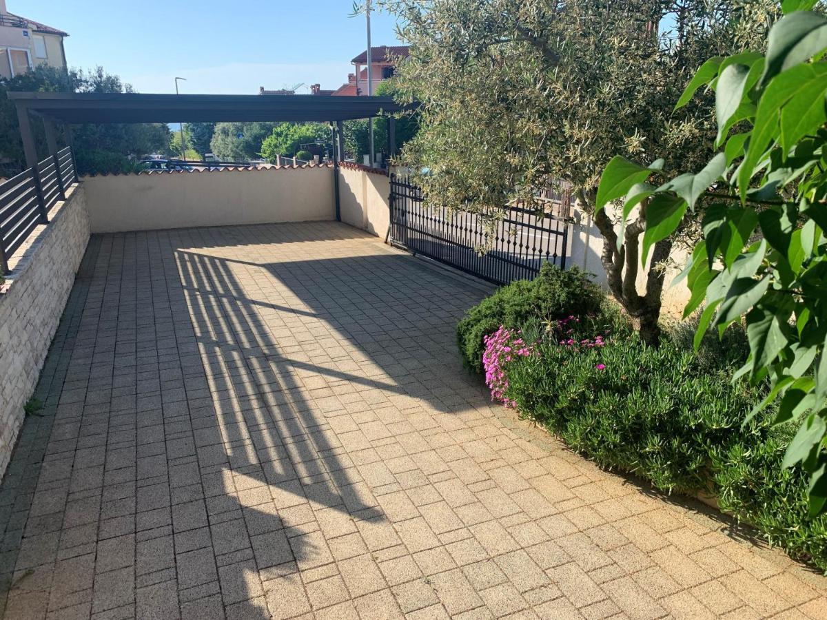 Villa Ulika - 3 Apt For 4 Persons Pula Exterior photo