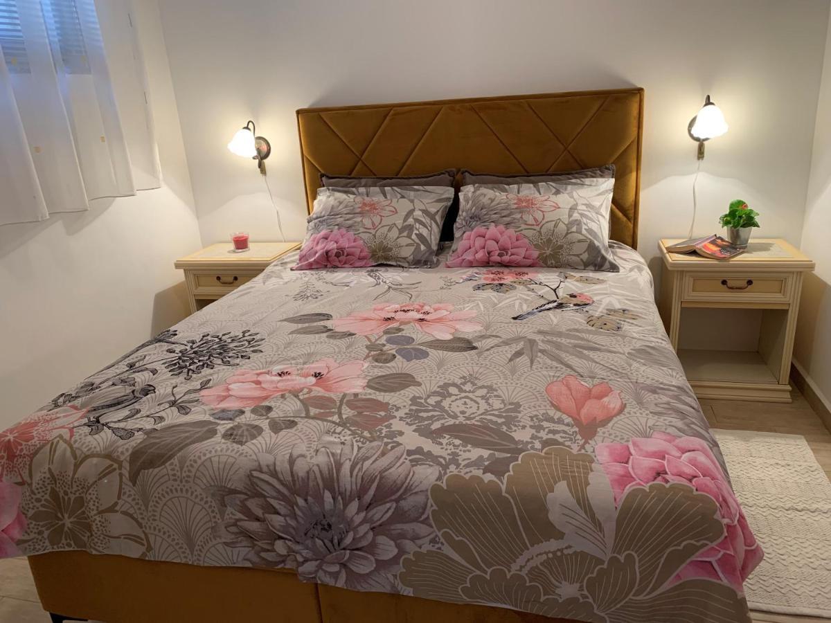 Villa Ulika - 3 Apt For 4 Persons Pula Exterior photo