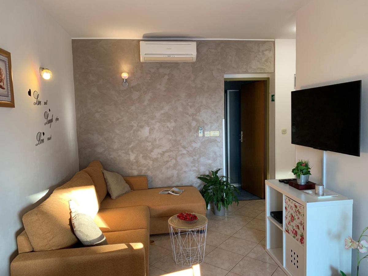 Villa Ulika - 3 Apt For 4 Persons Pula Exterior photo