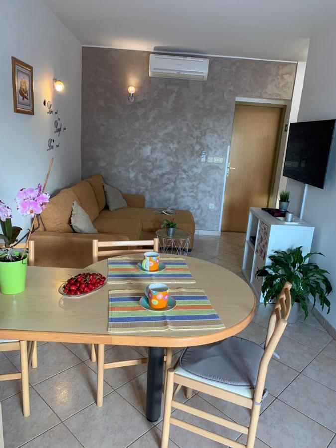 Villa Ulika - 3 Apt For 4 Persons Pula Exterior photo