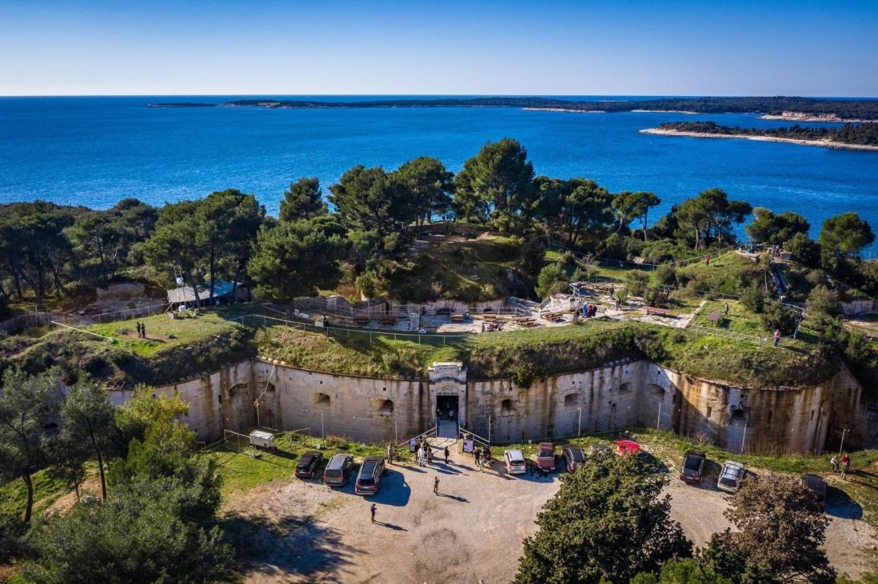 Villa Ulika - 3 Apt For 4 Persons Pula Exterior photo