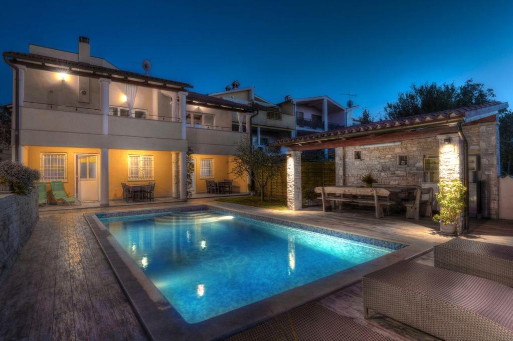 Villa Ulika - 3 Apt For 4 Persons Pula Exterior photo