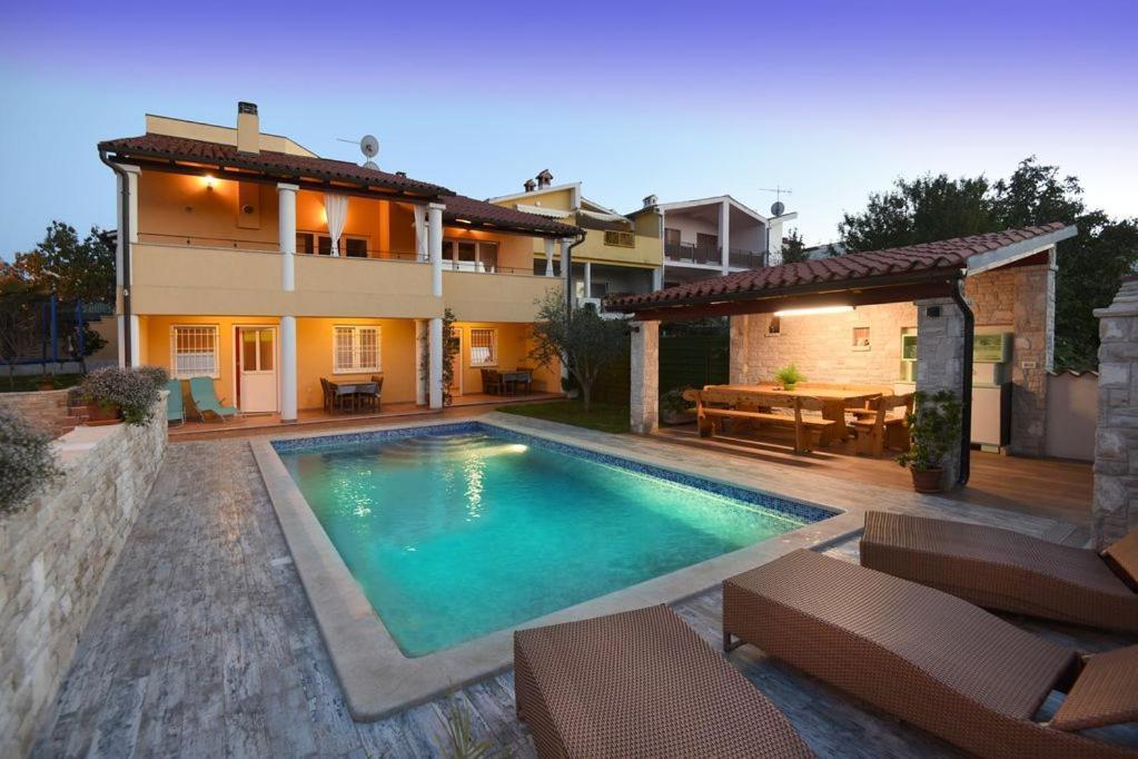 Villa Ulika - 3 Apt For 4 Persons Pula Exterior photo