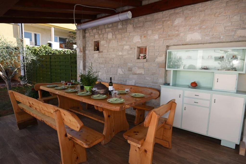 Villa Ulika - 3 Apt For 4 Persons Pula Exterior photo