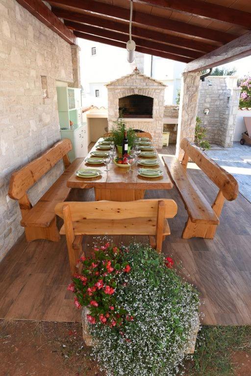 Villa Ulika - 3 Apt For 4 Persons Pula Exterior photo