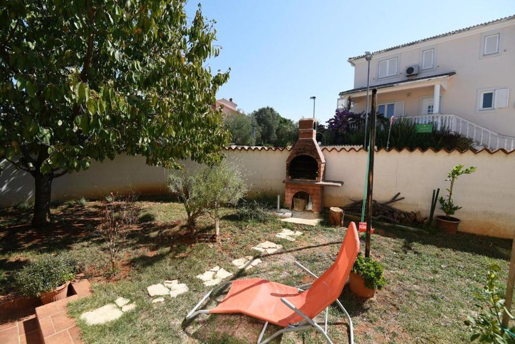 Villa Ulika - 3 Apt For 4 Persons Pula Exterior photo