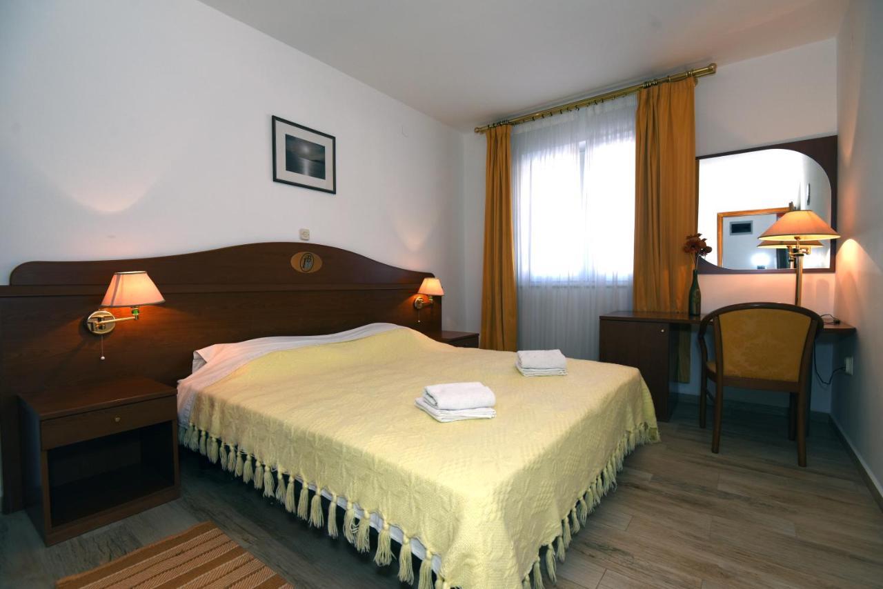 Villa Ulika - 3 Apt For 4 Persons Pula Exterior photo