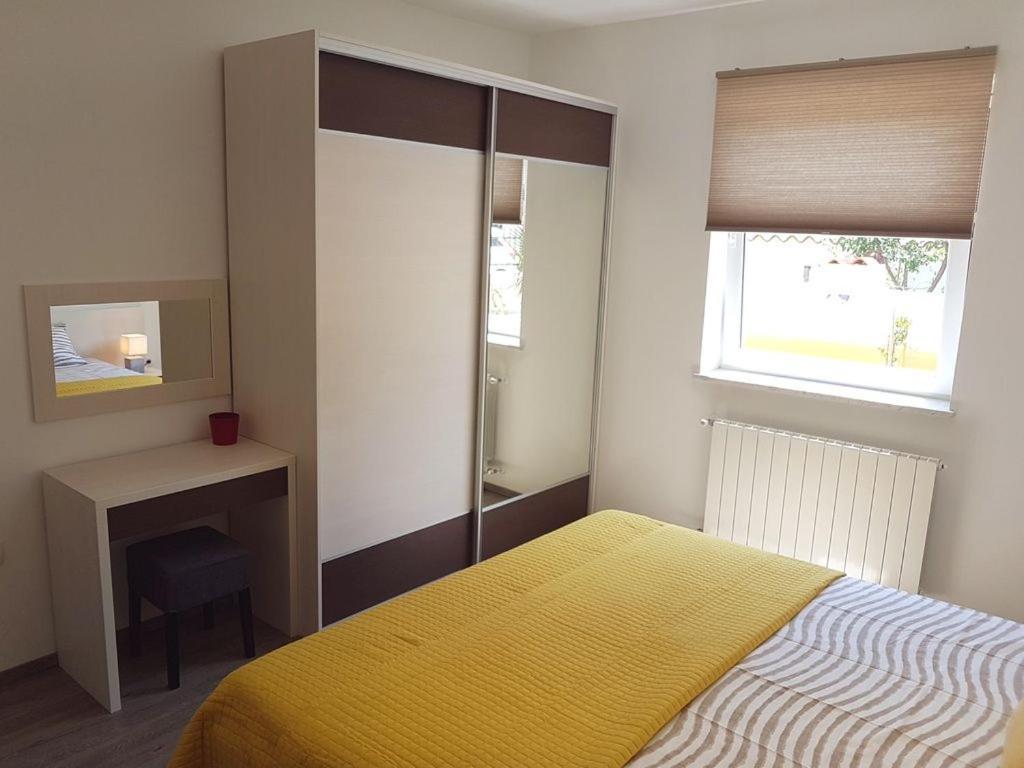 Villa Ulika - 3 Apt For 4 Persons Pula Exterior photo