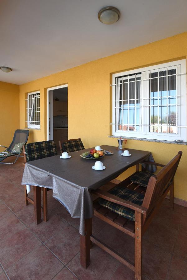 Villa Ulika - 3 Apt For 4 Persons Pula Exterior photo